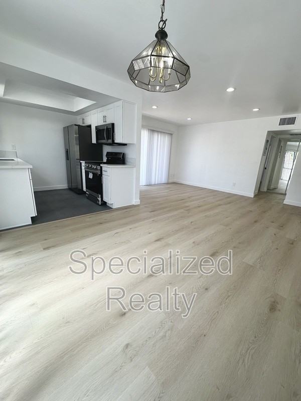 1150 N Columbus Ave #4 - Photo 3 of 10