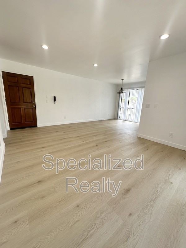1150 N Columbus Ave #4 - Photo 7 of 10