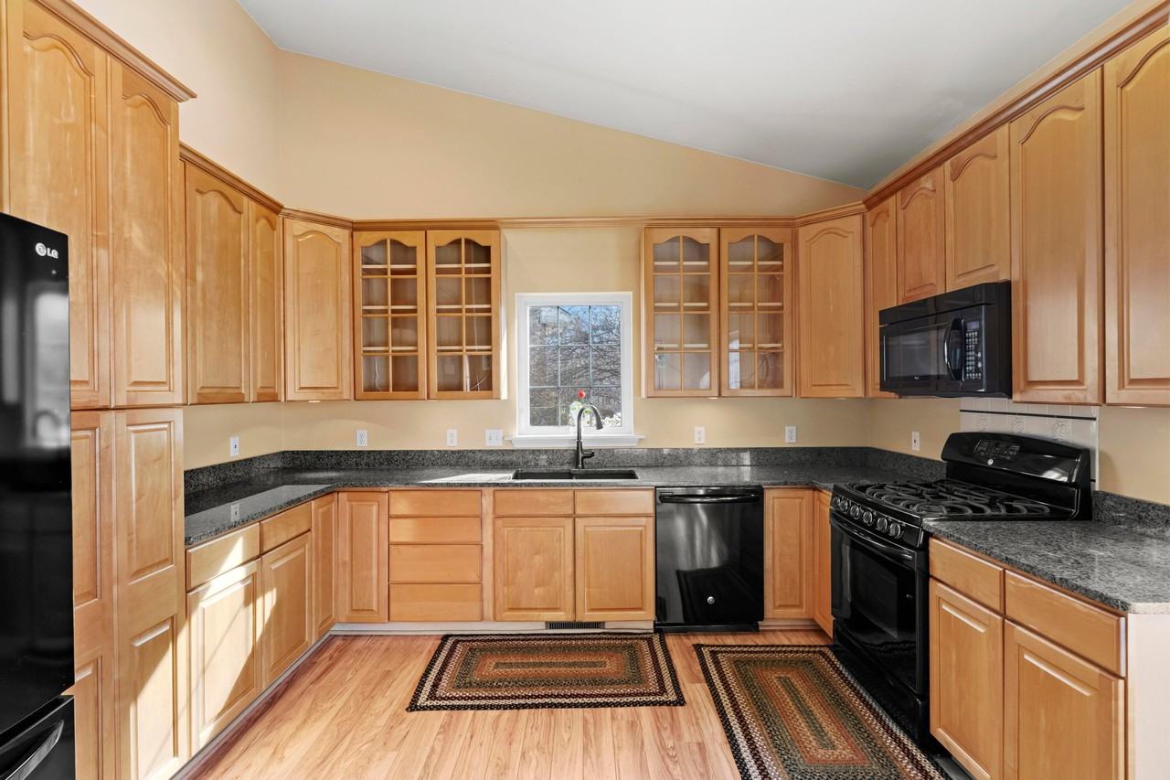 1730 Redbud Dr - Photo 4 of 25