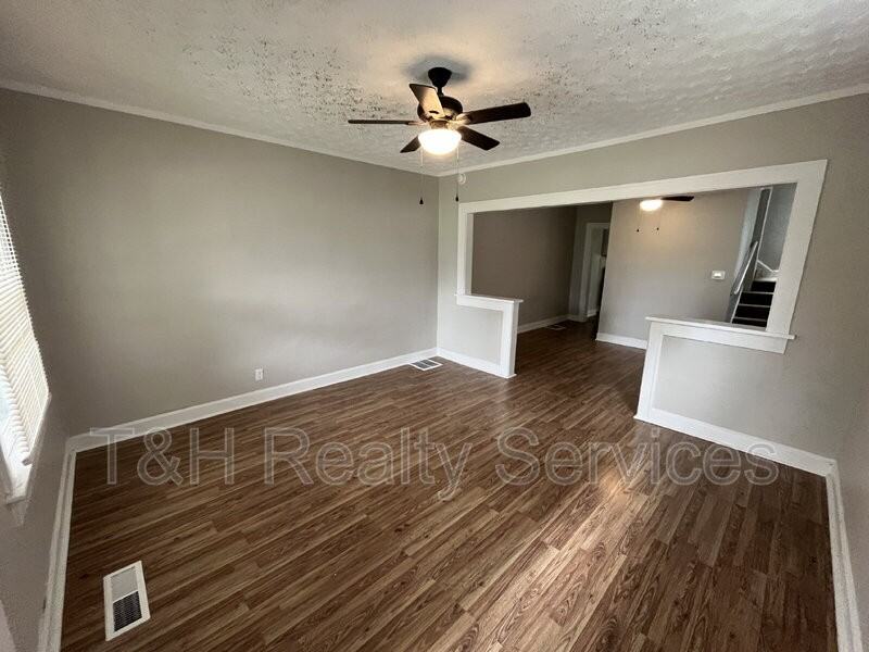 560 Udell St - Photo 3 of 17