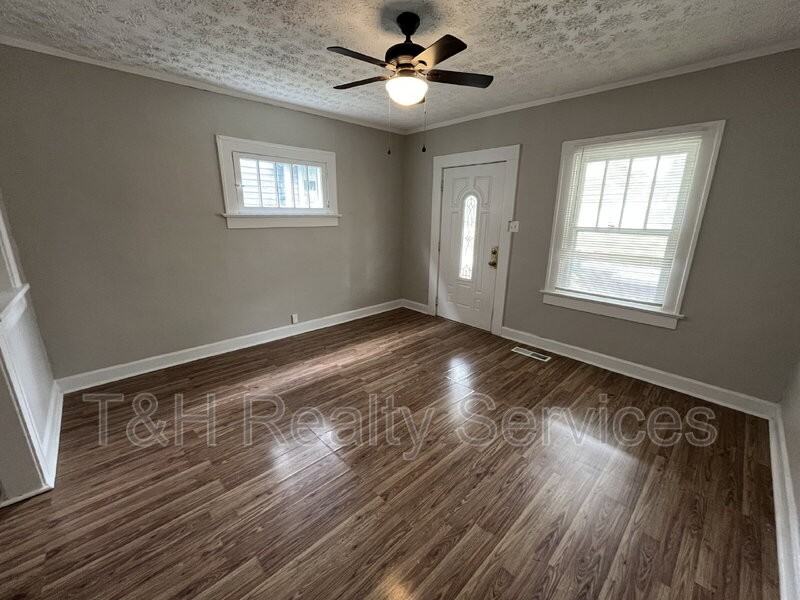 560 Udell St - Photo 4 of 17