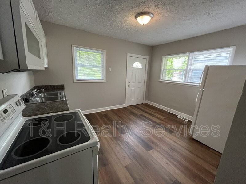 560 Udell St - Photo 7 of 17