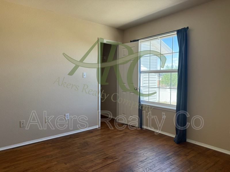 343 E Bond Ct - Photo 4 of 19