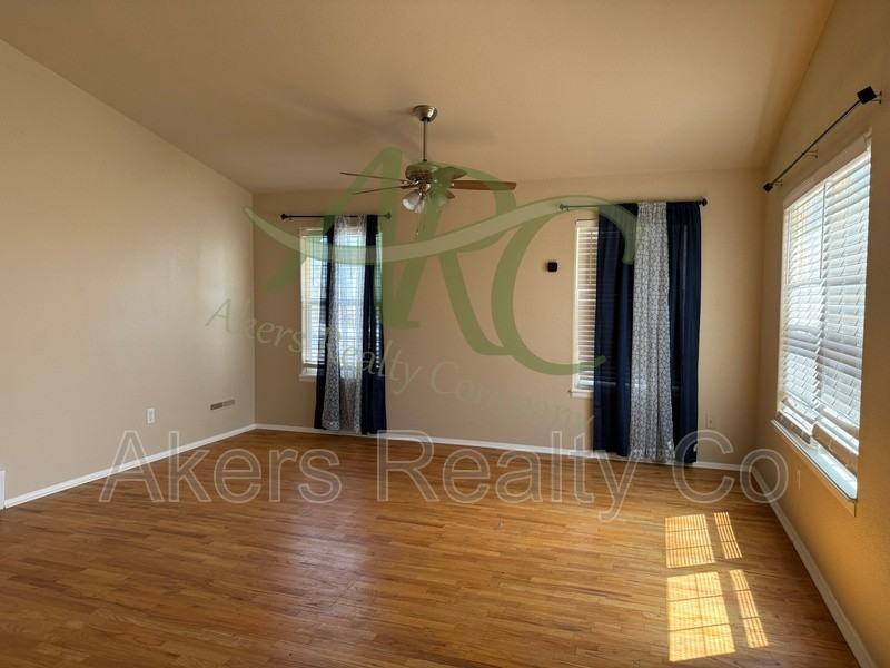 343 E Bond Ct - Photo 5 of 19