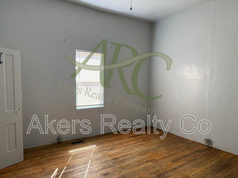 523 E Adams Ave - Photo 3 of 12