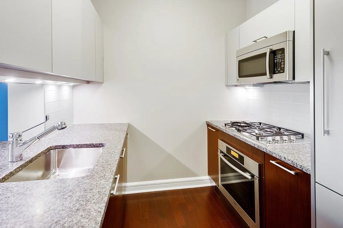 100 Riverside Blvd #7D - Photo 6 of 11