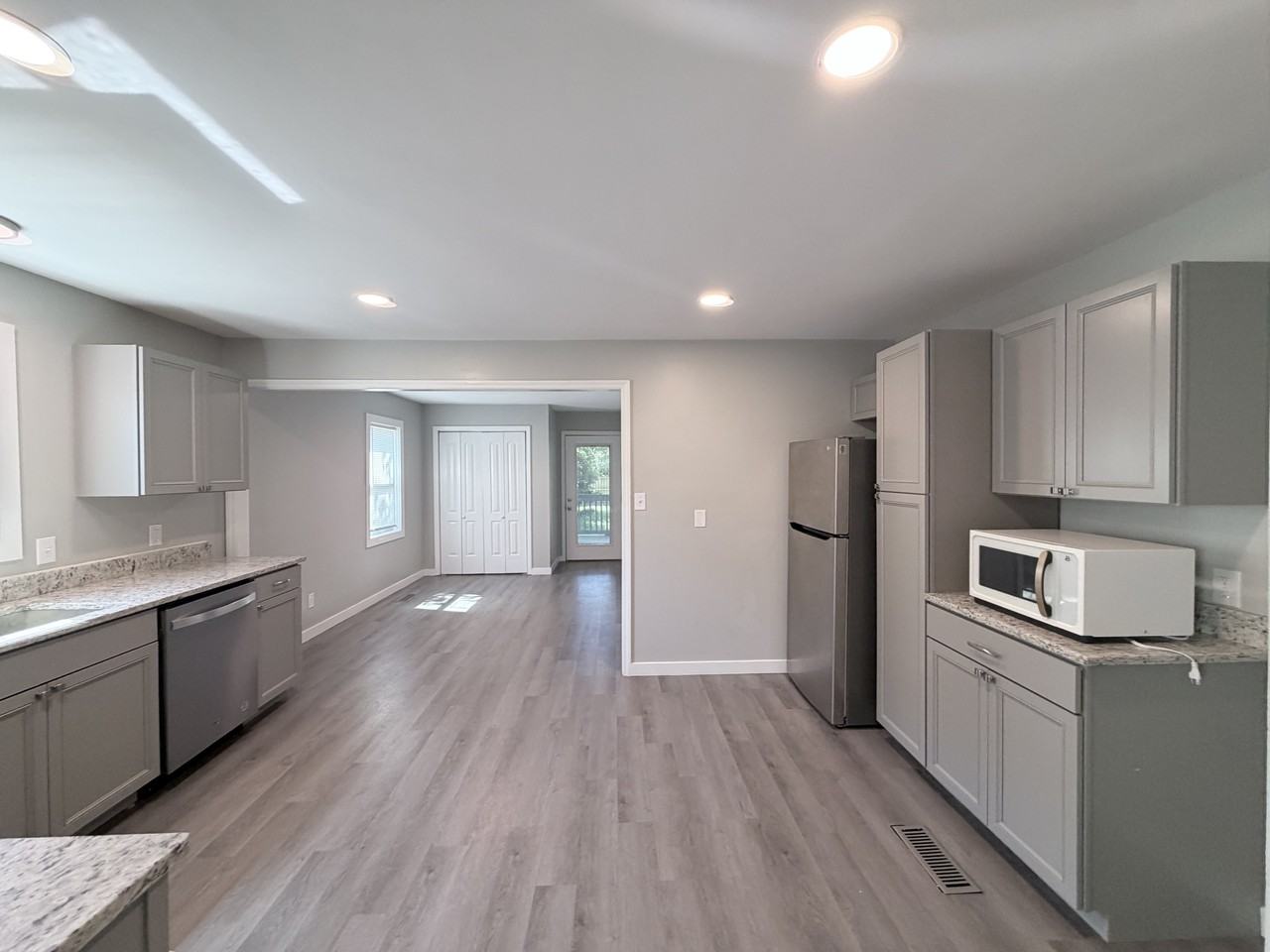 1224 Halsey Ave Ne - Photo 5 of 23