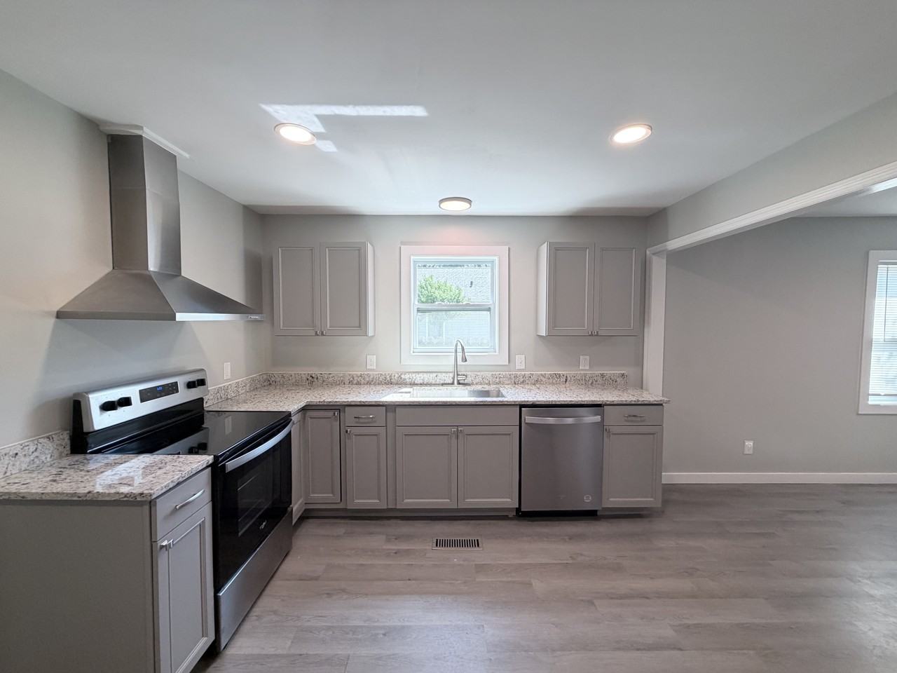 1224 Halsey Ave Ne - Photo 6 of 23