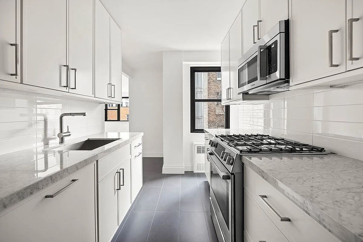 115 E 9th St - Photo 3 of 7