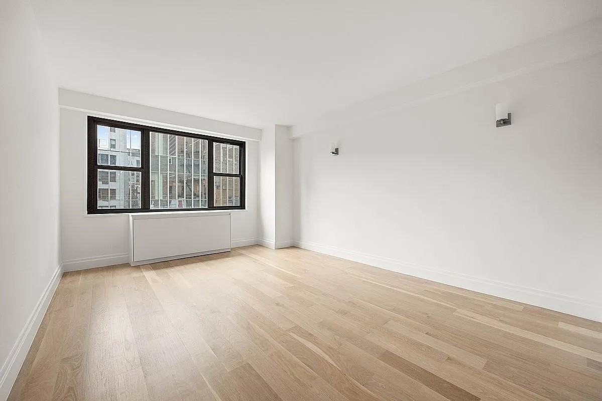 115 E 9th St - Photo 5 of 7