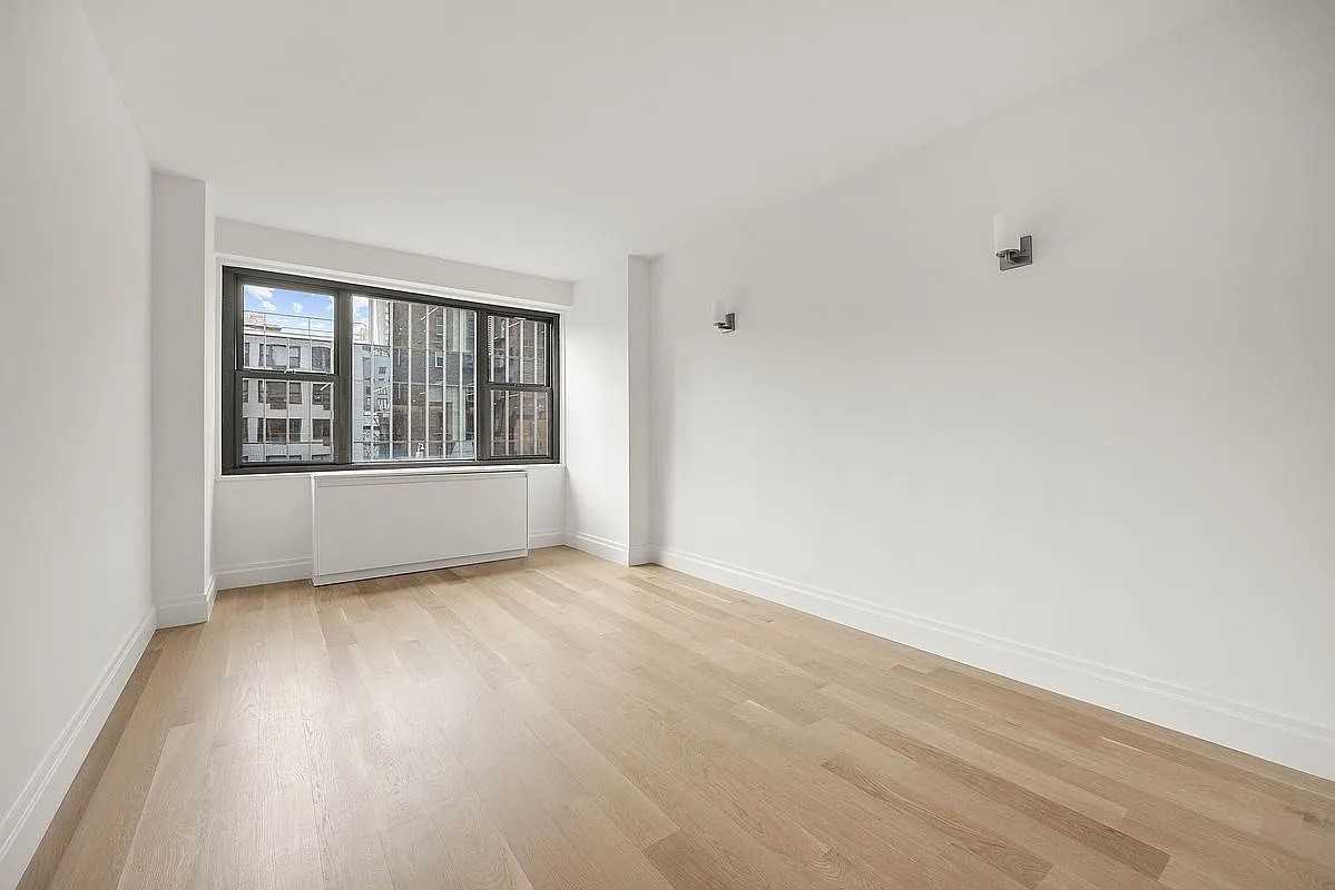 115 E 9th St - Photo 6 of 7