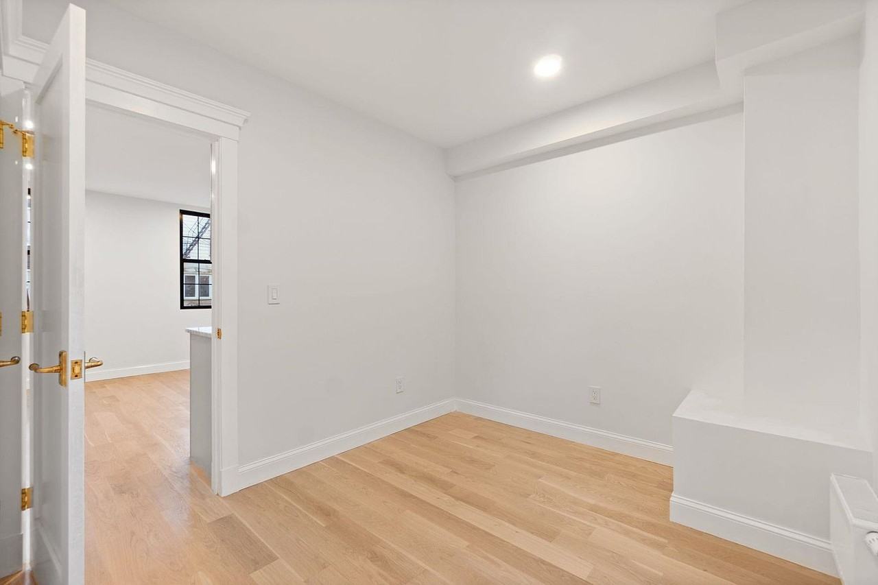 82 Colgate St - Photo 3 of 9