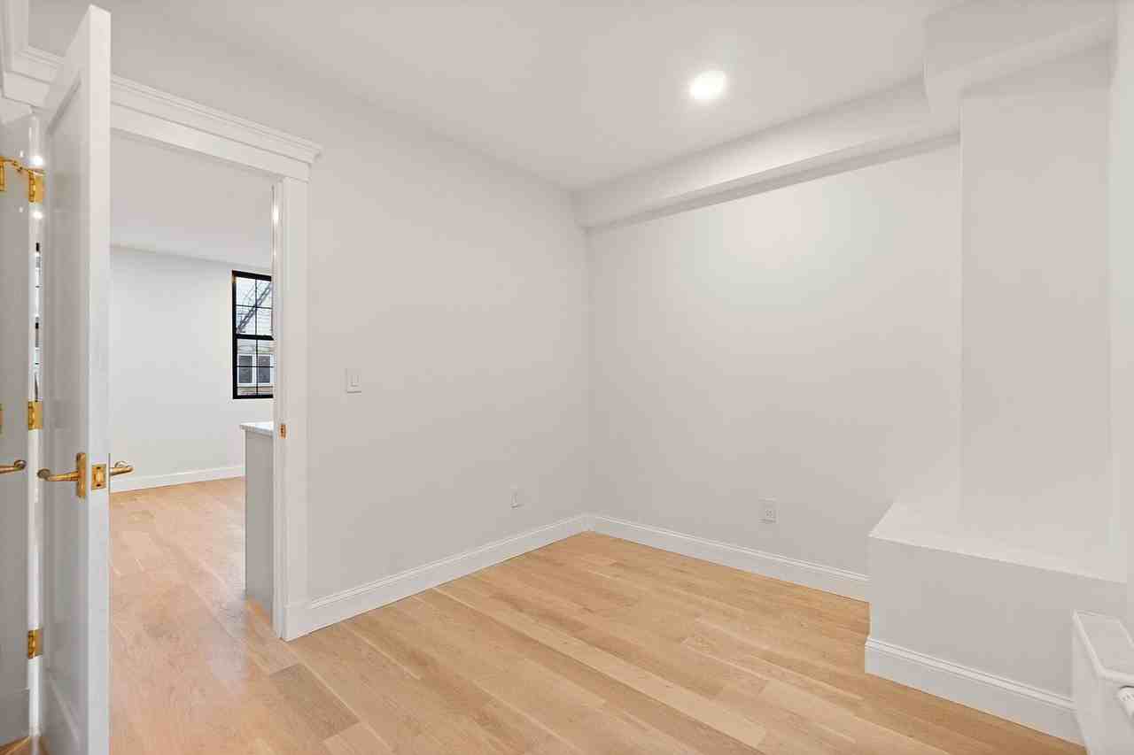 82 Colgate St - Photo 6 of 9