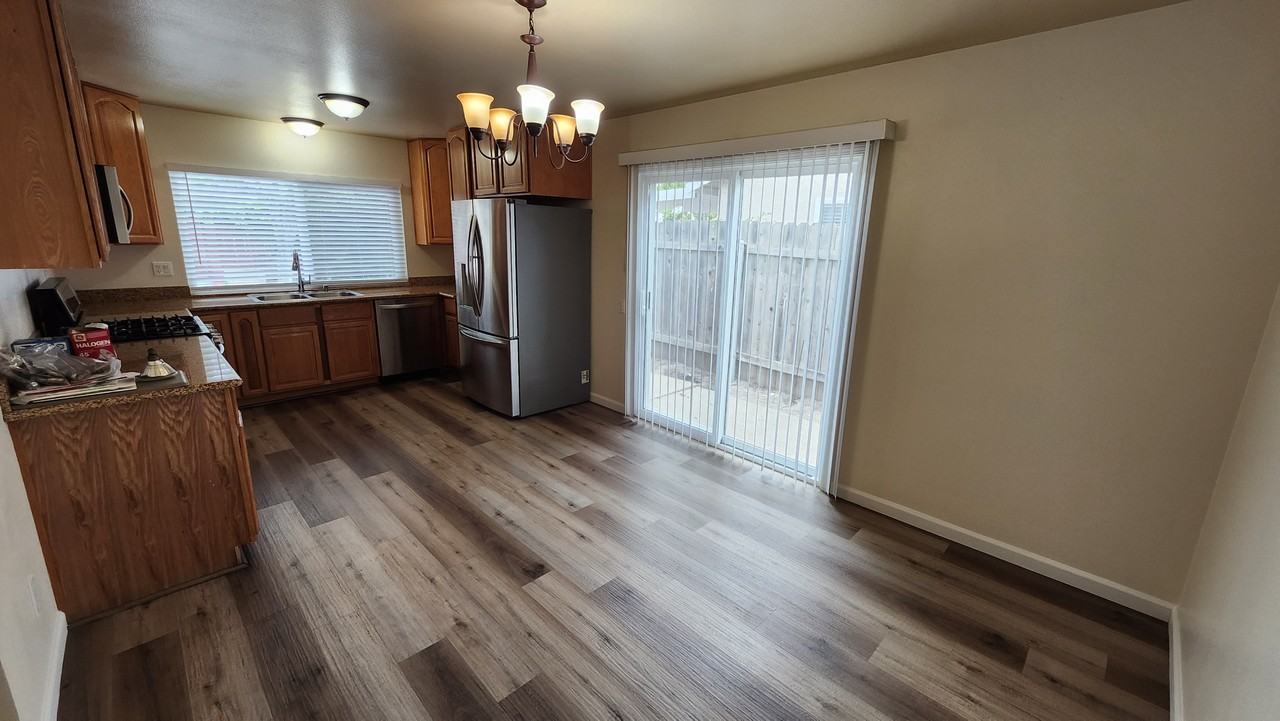 1305 W Hickory Ave - Photo 3 of 16