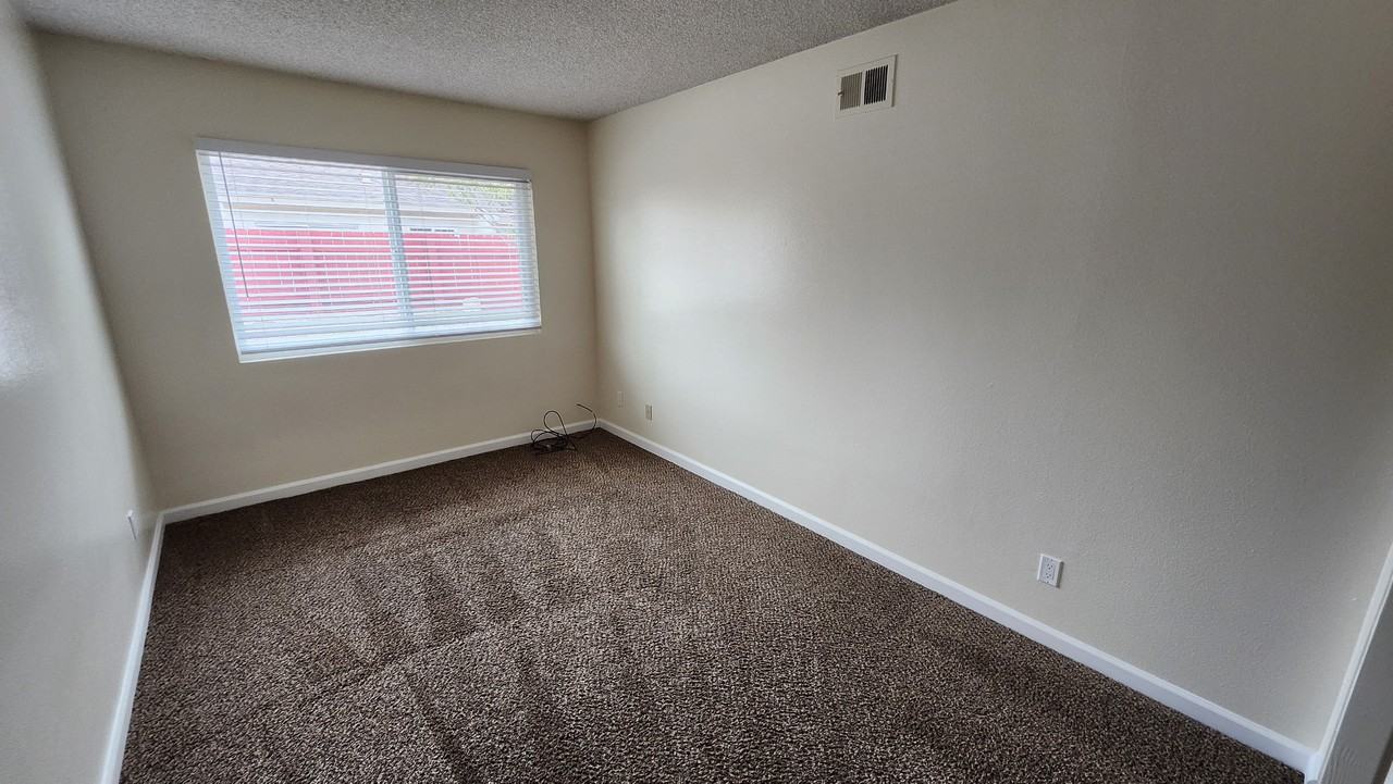 1305 W Hickory Ave - Photo 4 of 16