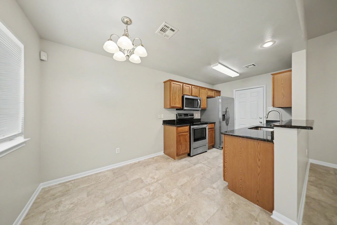 607 E Union - Photo 3 of 11