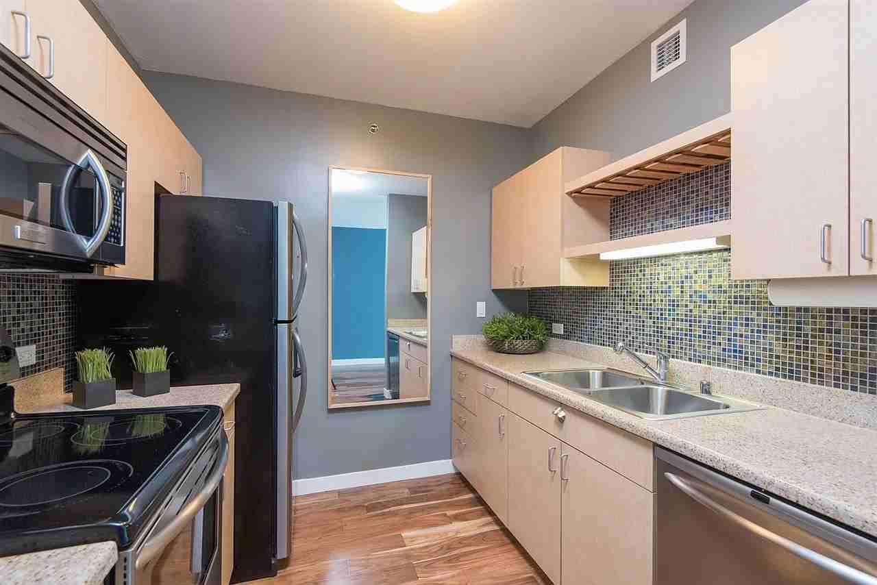 425 W Beech St - Photo 4 of 11