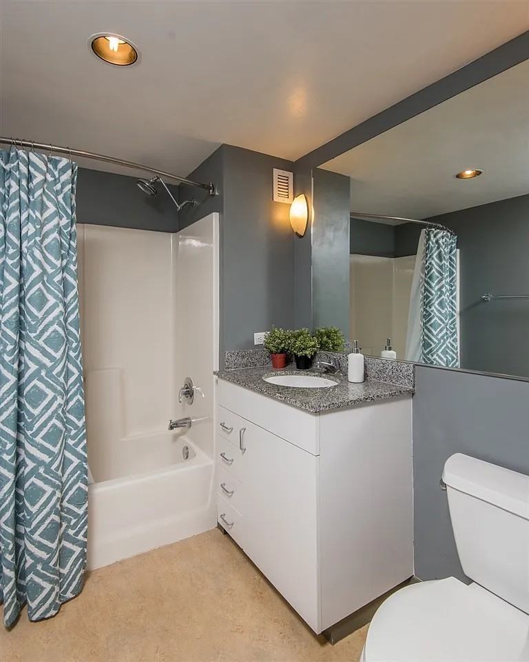 425 W Beech St - Photo 7 of 11
