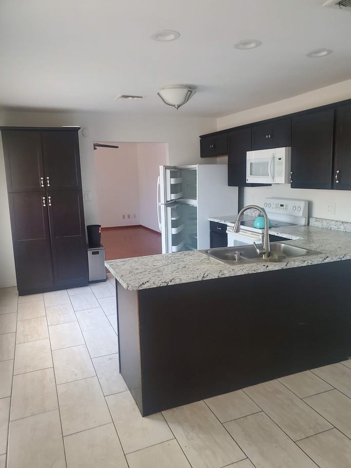 2434 W Sunnyside Ave - Photo 4 of 12