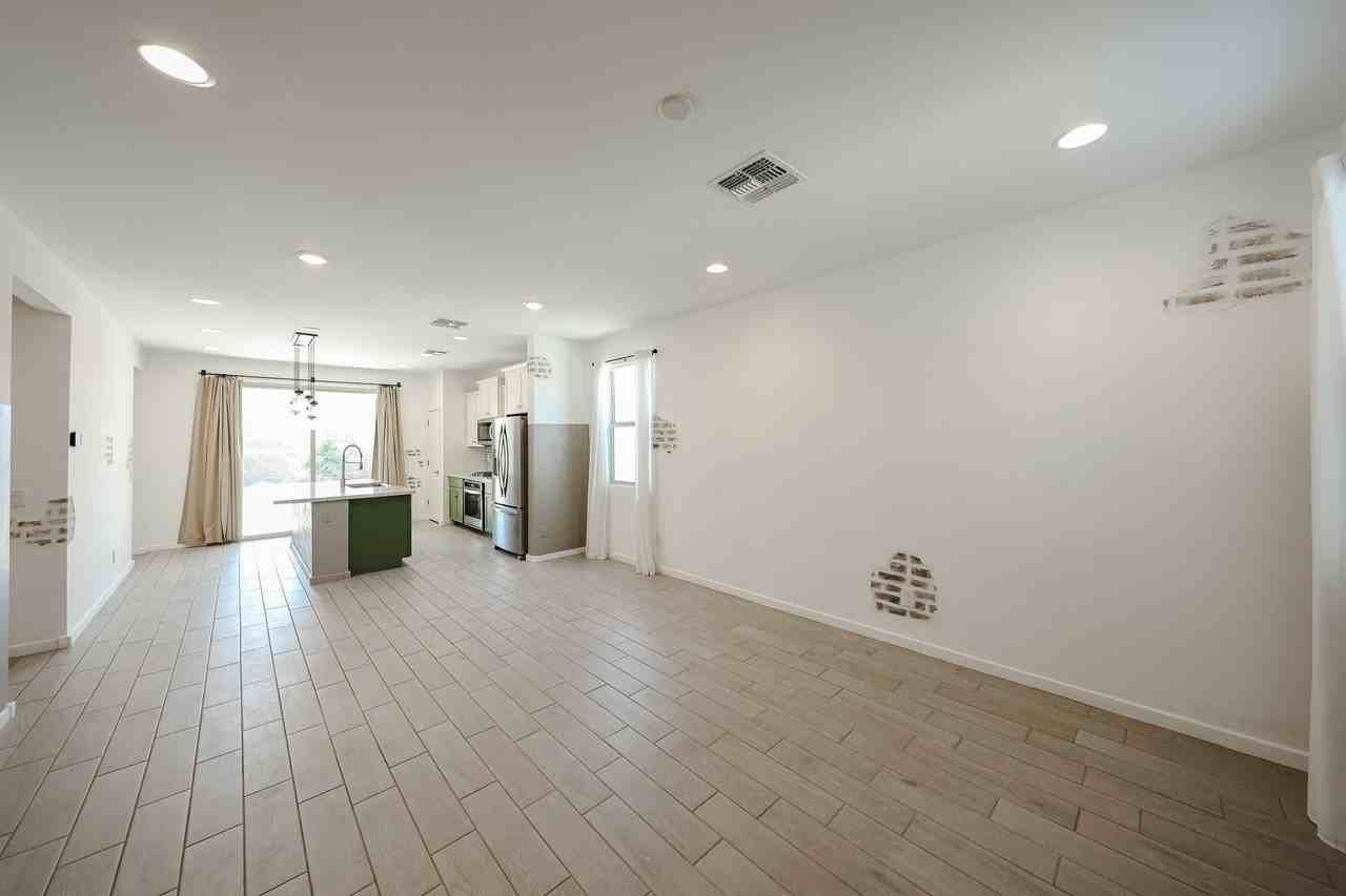 33948 N Beeblossom Trl - Photo 2 of 27