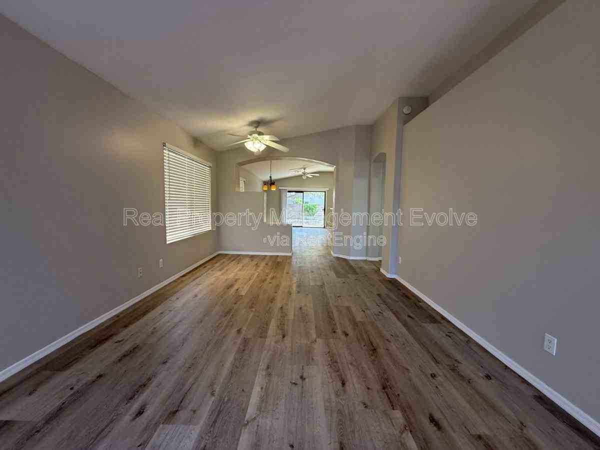 1516 E Bowker St - Photo 3 of 10