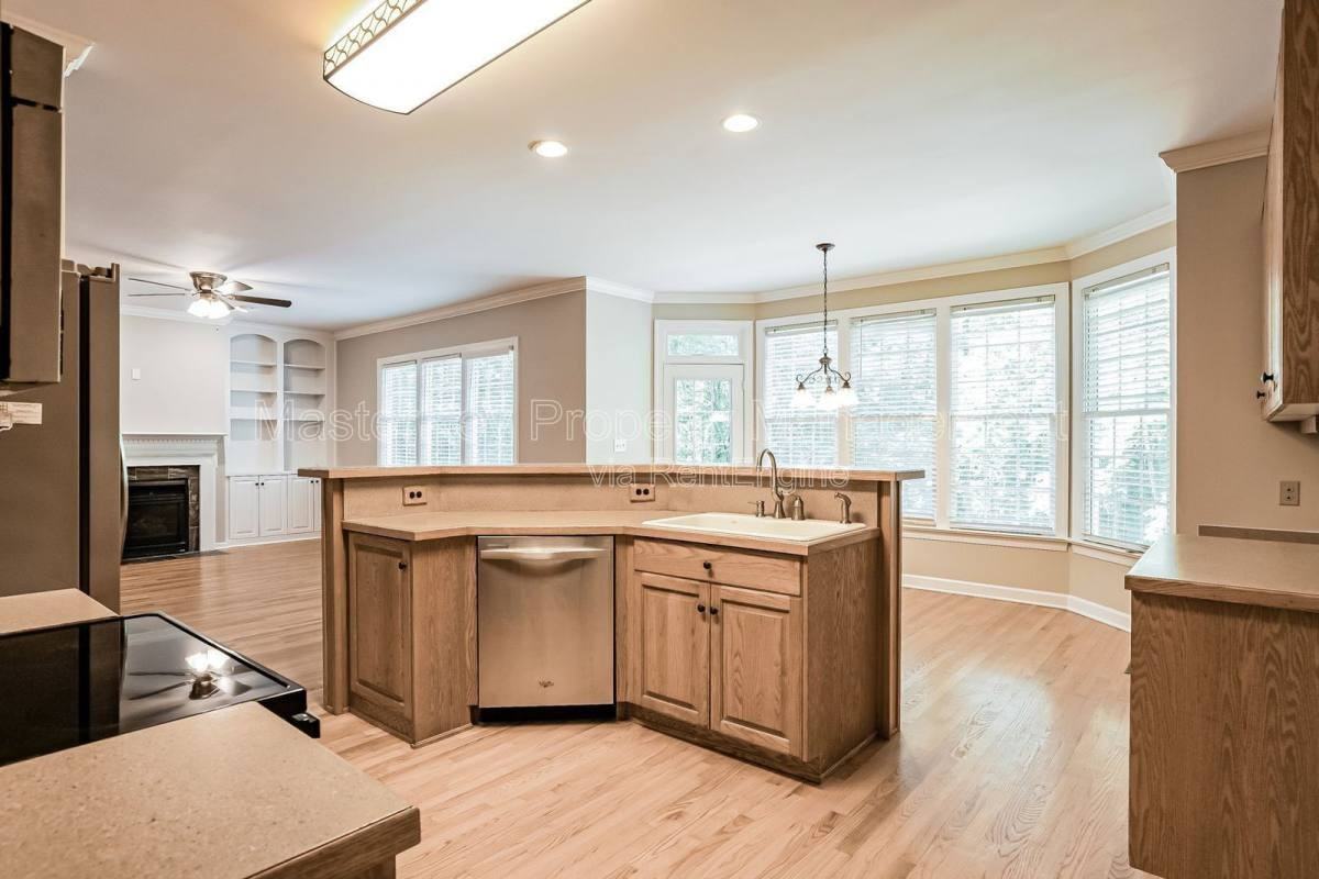 2304 Knoll Ridge Ln - Photo 3 of 10