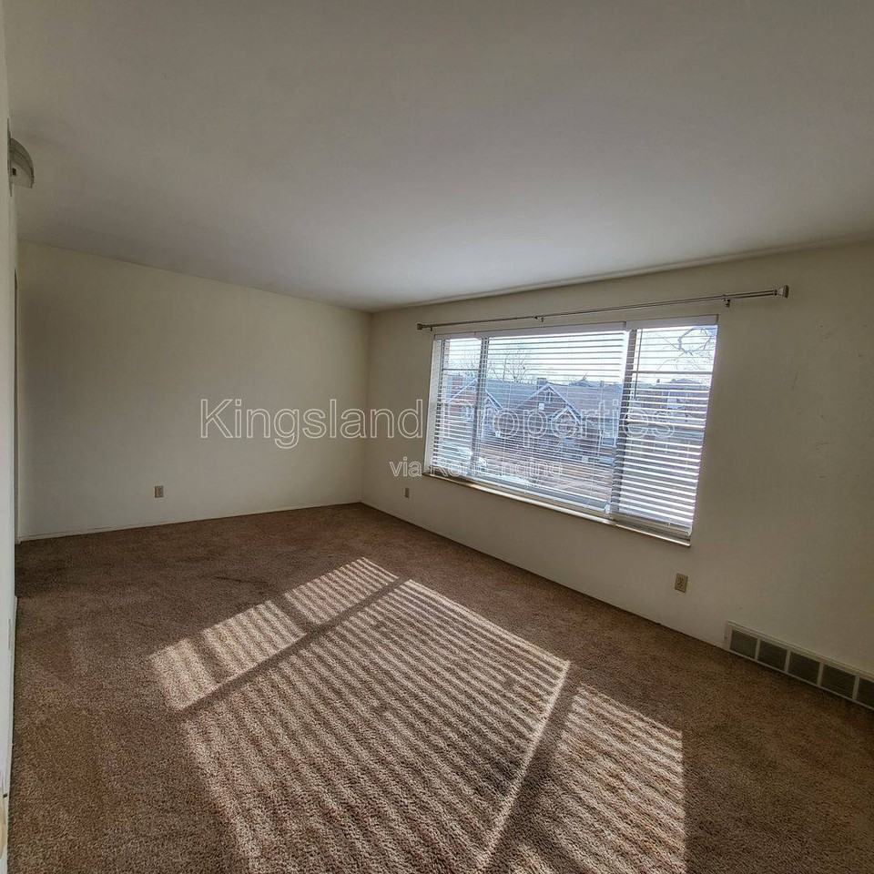 5353 Walsh St #2B - Photo 3 of 10