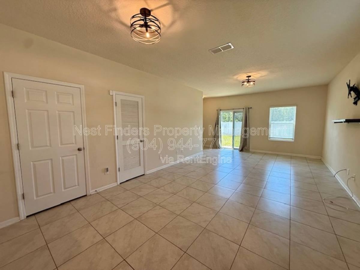943 Capitol Pkwy - Photo 3 of 10