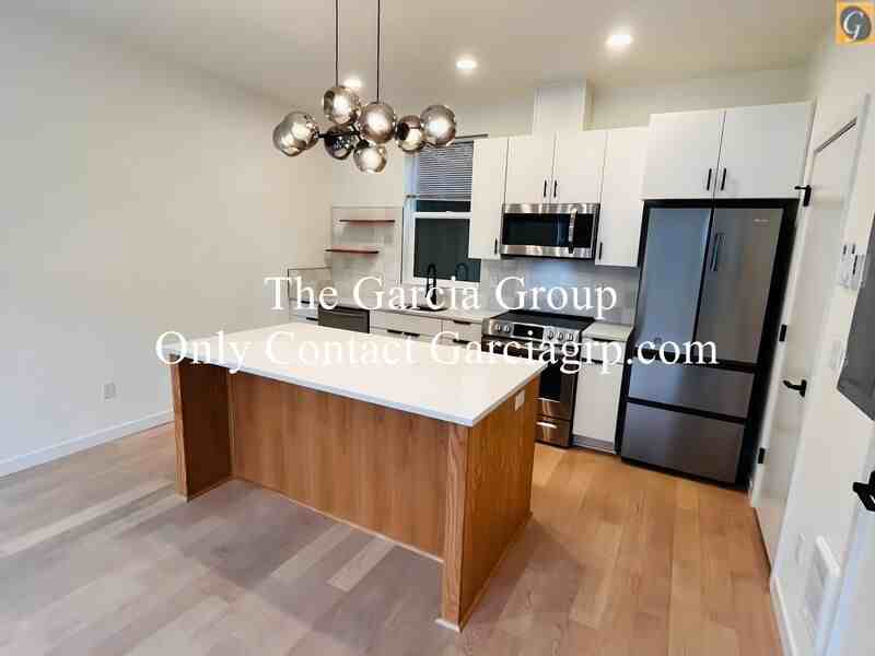 3025 Se Division St - Photo 5 of 42