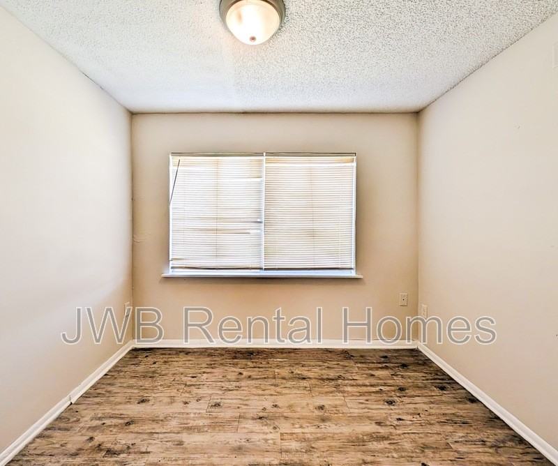 1612 Alfen St - Photo 4 of 14