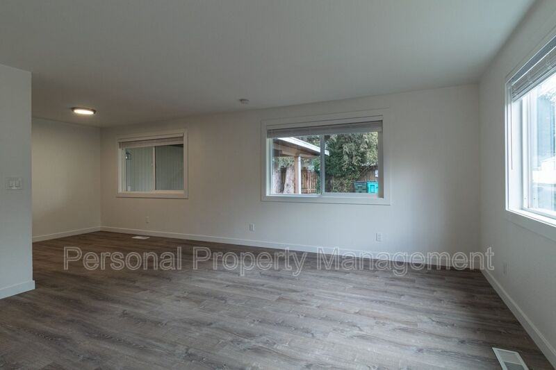 4325 E 17th St #1 - Photo 3 of 11