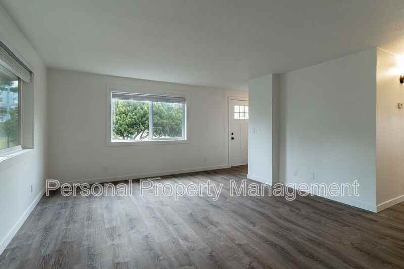4325 E 17th St #1 - Photo 4 of 11
