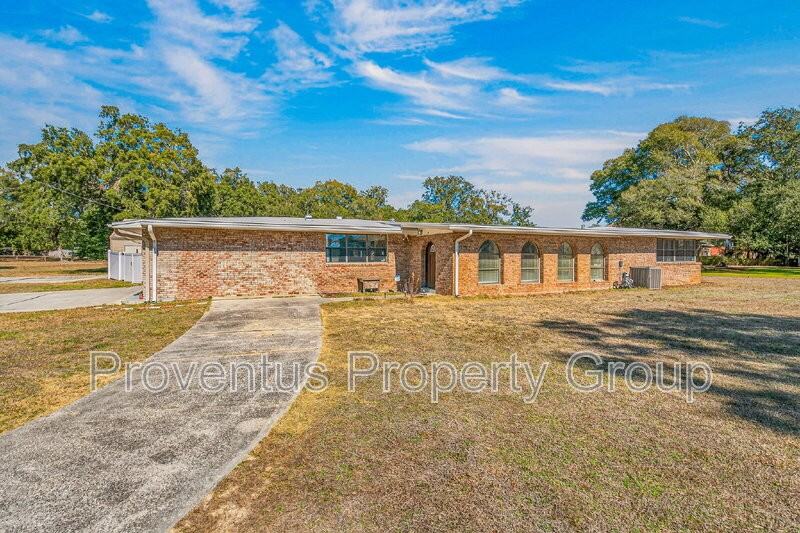 8 Manor Dr - Photo 2 of 50