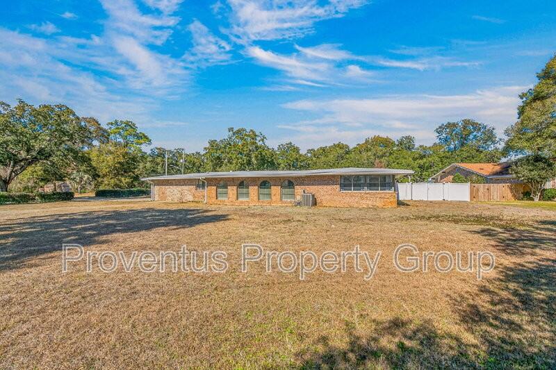 8 Manor Dr - Photo 4 of 50
