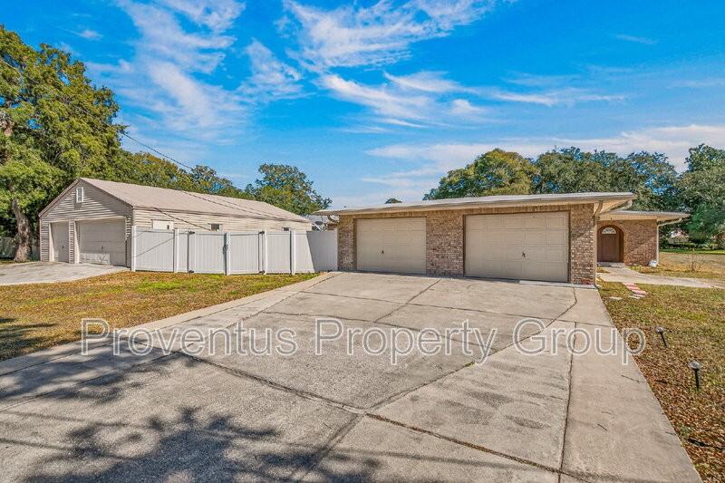 8 Manor Dr - Photo 5 of 50