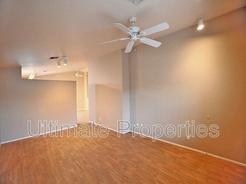 3011 W Zachary Dr - Photo 2 of 14