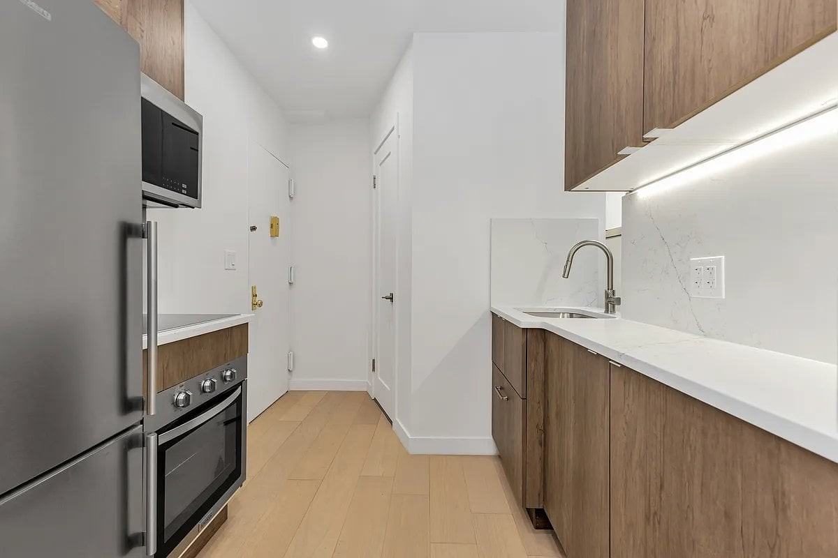 246 E 53rd St #4C