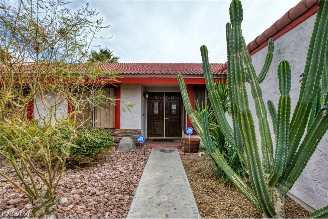 3956 Clear View Dr - Photo 2 of 31