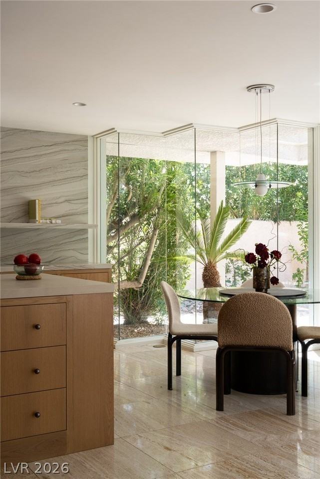 208 Desert View St - Photo 5 of 19