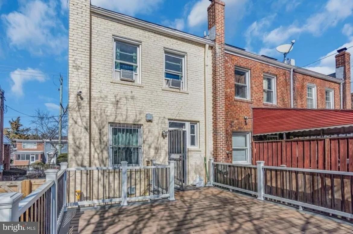 4011 Blaine St Ne - Photo 4 of 10
