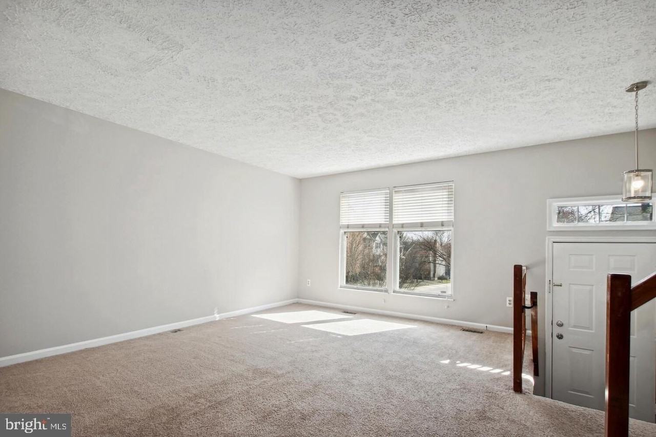 704 Suffield Dr - Photo 3 of 20