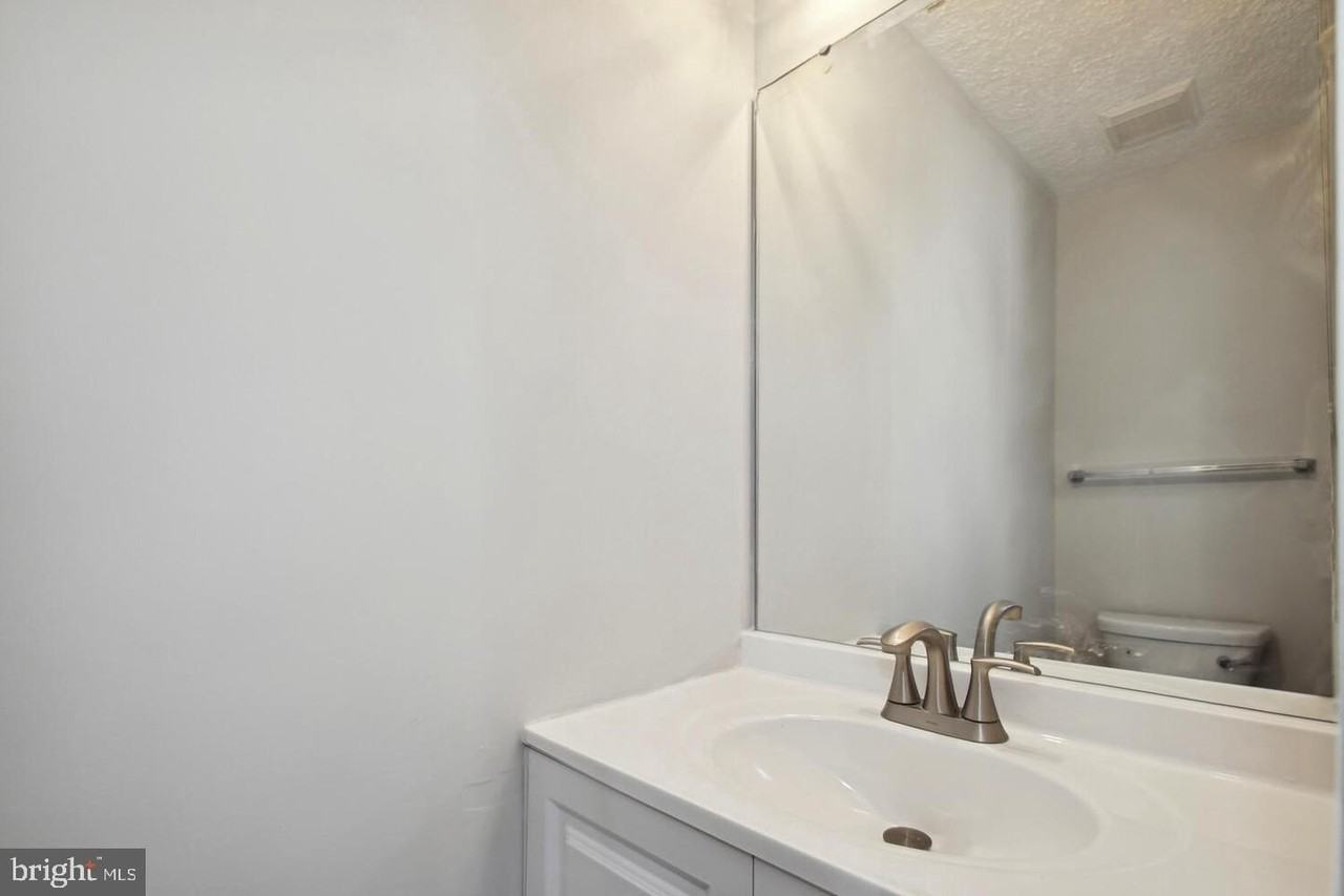 704 Suffield Dr - Photo 4 of 20