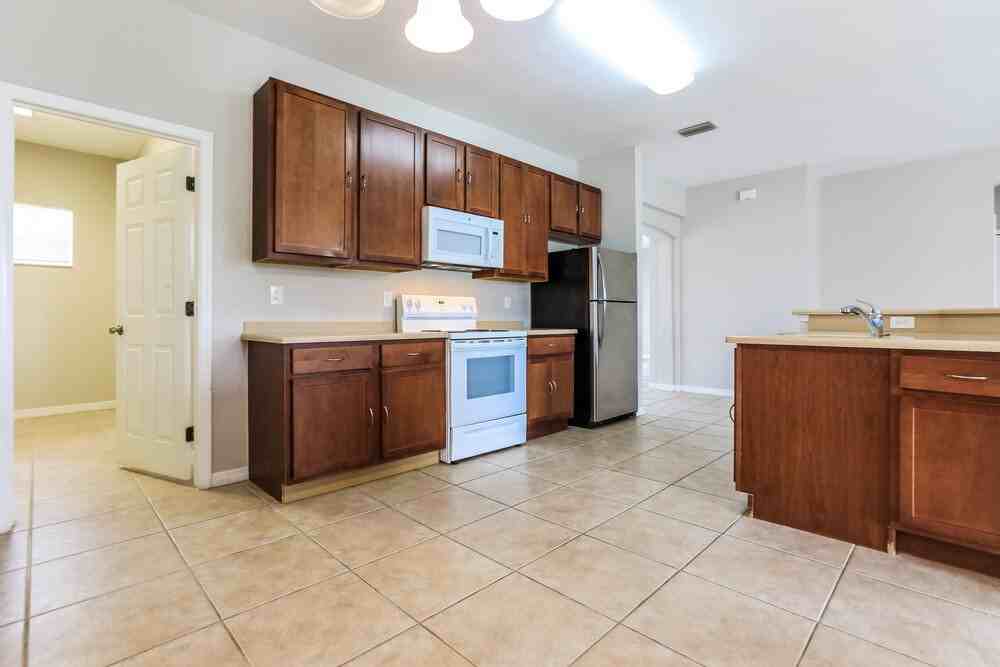 15385 Lakeland Cir - Photo 5 of 16