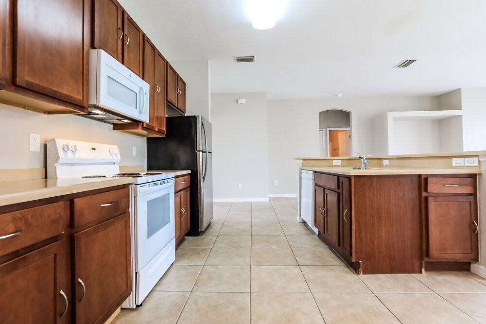 15385 Lakeland Cir - Photo 6 of 16