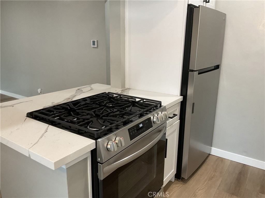 537 S 6th St #B - Photo 5 of 14