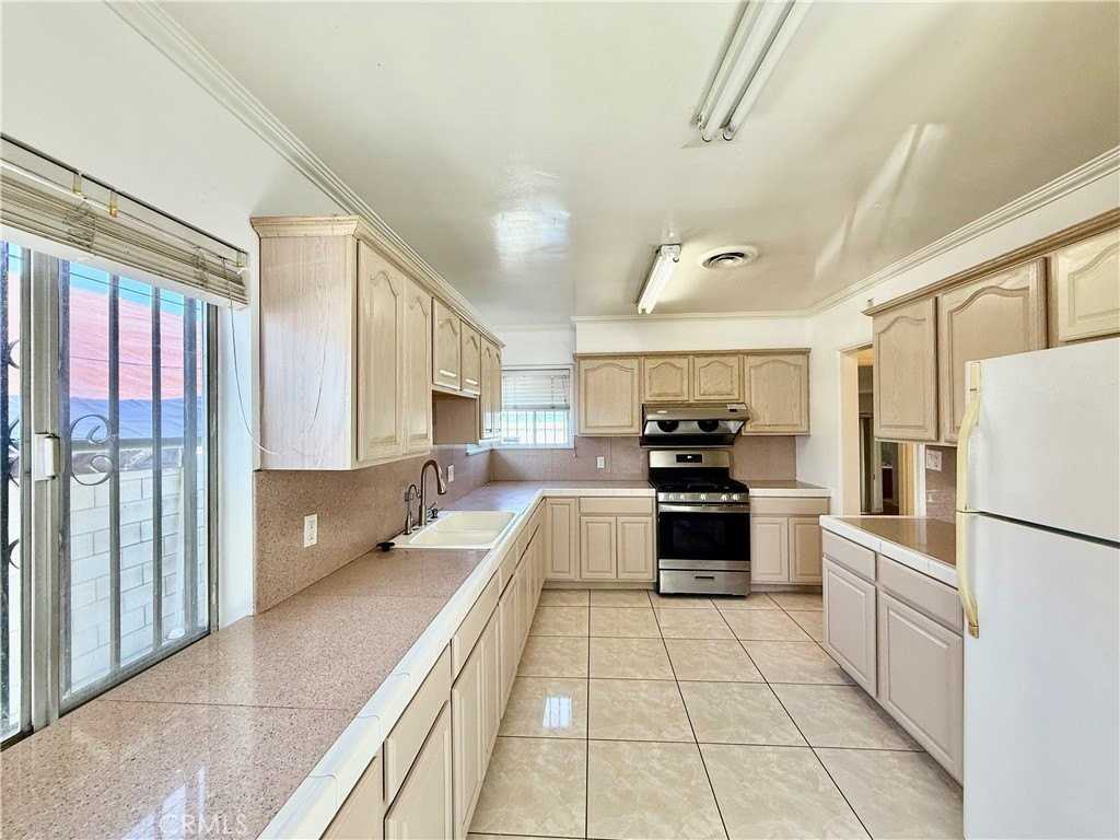 1712 Walnut St - Photo 4 of 15