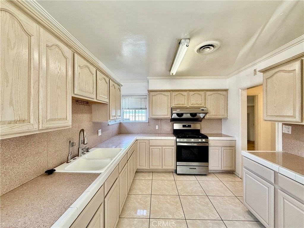 1712 Walnut St - Photo 5 of 15