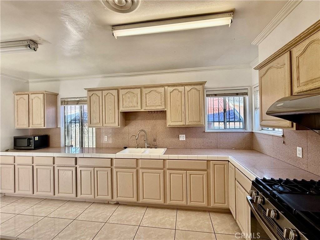1712 Walnut St - Photo 6 of 15