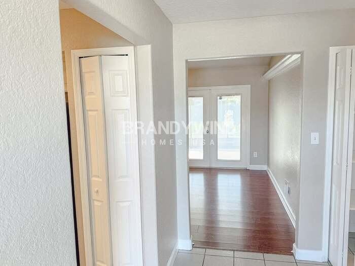 220 Bonnie Glen Ln - Photo 3 of 17