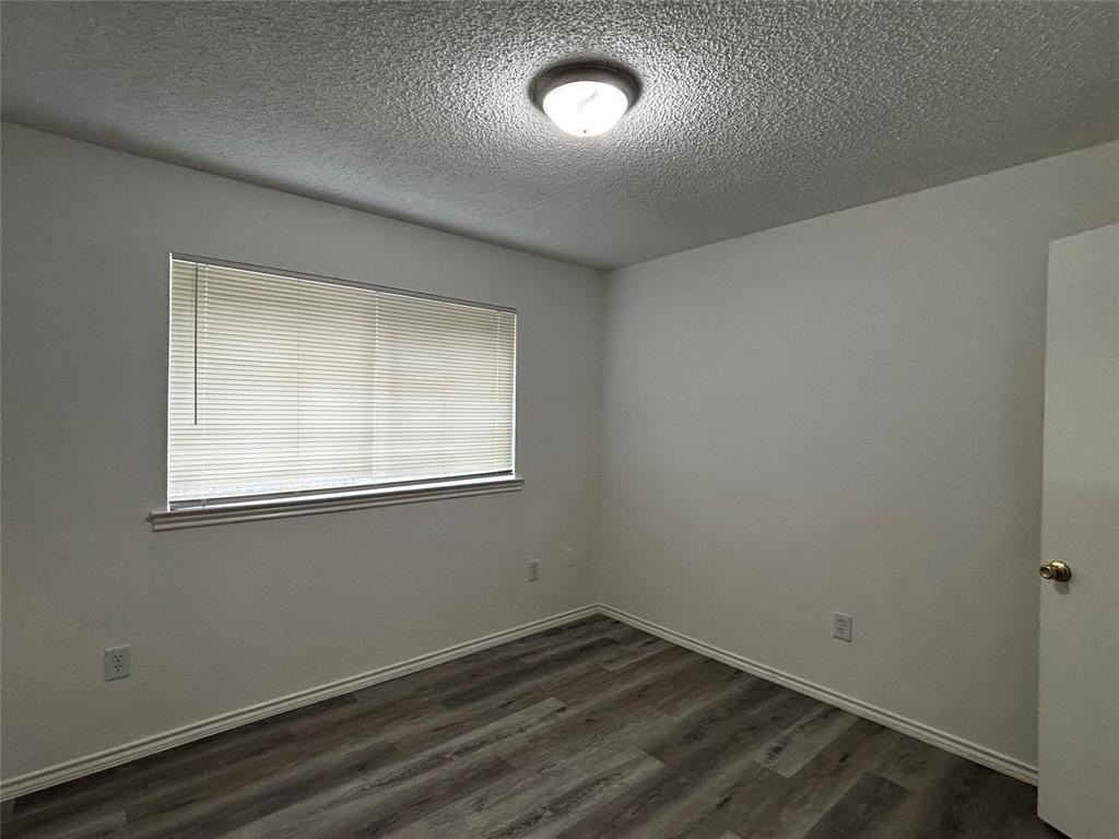 1501 Starshadow Dr - Photo 3 of 12